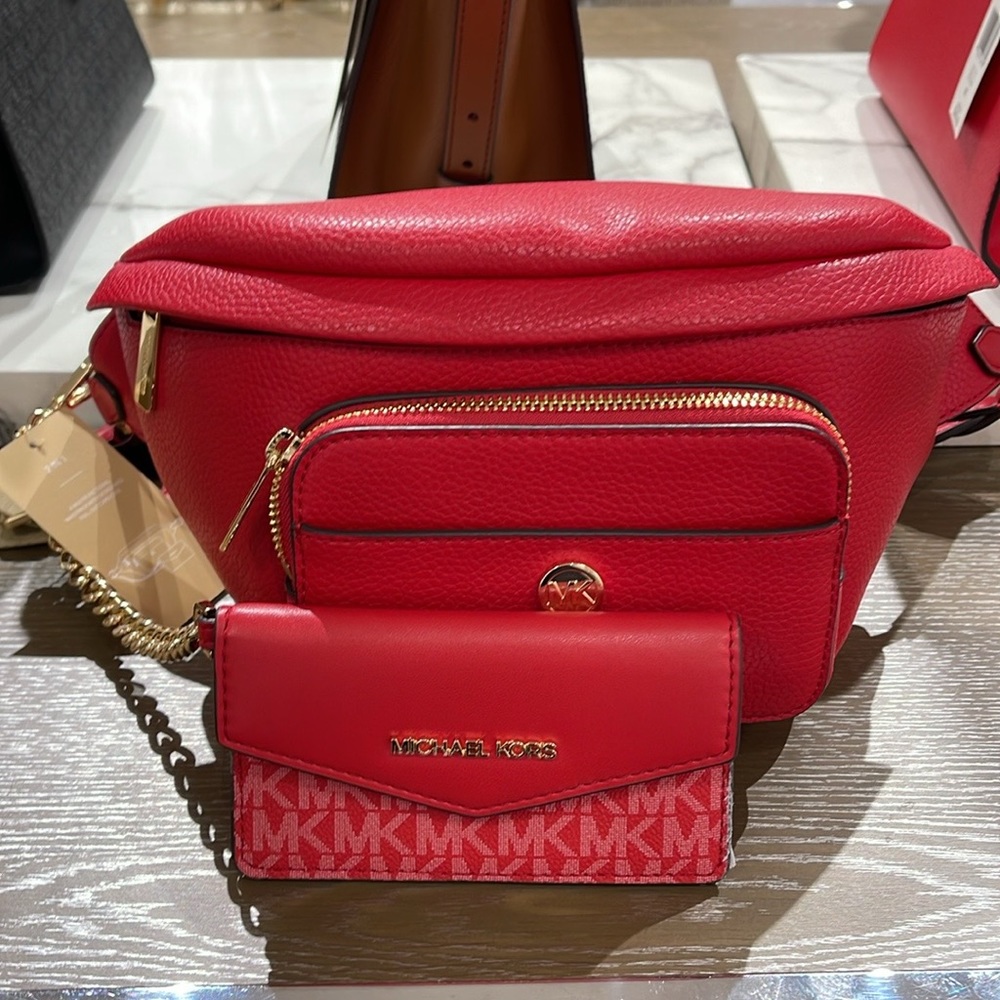 MICHAEL KORS
Maisie Large Pebbled Leather 2-in-1 Sling Pack
Bright Red
NWT - Picture 4 of 16